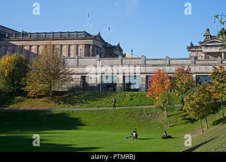 Edinburgh, Schottland, Großbritannien, 10. Oktober 2018. Ruhe vor dem Sturm, Sonne scheint auf die Princes Street Gardens Ost, Besucher in die Innenstadt in der warmen Sonne entspannen Sie sich und geniessen Sie den Herbst Laub Stockfoto