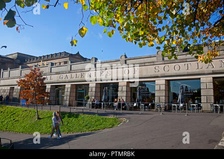 Edinburgh, Schottland, Großbritannien, 10. Oktober 2018. Ruhe vor dem Sturm, Sonne scheint auf die Princes Street Gardens Ost und West mit der Temperatur von 16 Grad so gut wie kein Wind, Besucher in die Innenstadt in der warmen Sonne entspannen Sie sich und geniessen Sie den Herbst Laub, Stockfoto