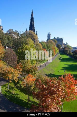 Edinburgh, Schottland, Großbritannien, 10. Oktober 2018. Ruhe vor dem Sturm, Sonne scheint auf die Princes Street Gardens Ost und West mit der Temperatur von 16 Grad so gut wie kein Wind, Besucher in die Innenstadt in der warmen Sonne entspannen Sie sich und geniessen Sie den Herbst Laub, bevor das Wetter zum Wochenende verschlechtert. Stockfoto