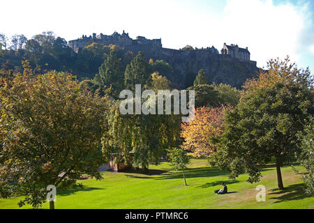 Edinburgh, Schottland, Großbritannien, 10. Oktober 2018. Ruhe vor dem Sturm, Sonne scheint auf die Princes Street Gardens Ost und West mit der Temperatur von 16 Grad so gut wie kein Wind, Besucher in die Innenstadt in der warmen Sonne entspannen Sie sich und geniessen Sie den Herbst Laub, bevor das Wetter zum Wochenende verschlechtert. Stockfoto