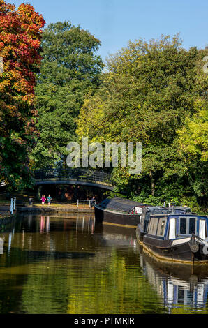 Worsley, Manchester. 10.Oktober 2018. UK Wetter: herrlich warmen Herbst Sonnenschein grüßt morgen Wanderer in Worsley, Manchester als mini Indian Summer im Nordwesten Englands schlägt. Die malerische Bridgewater Canal gebadet in Sonne. Bild von Paul Heyes, Mittwoch, den 10. Oktober 2018. Credit: Paul Heyes/Alamy leben Nachrichten Stockfoto