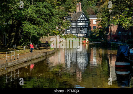 Worsley, Manchester. 10.Oktober 2018. UK Wetter: herrlich warmen Herbst Sonnenschein grüßt morgen Wanderer in Worsley, Manchester als mini Indian Summer im Nordwesten Englands schlägt. Ein Mann Spaziergänge entlang der Bridgewater Canal. Bild von Paul Heyes, Mittwoch, den 10. Oktober 2018. Credit: Paul Heyes/Alamy leben Nachrichten Stockfoto