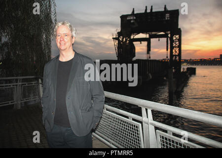 New York, USA. 09 Okt, 2018. Der New Yorker Künstler Tony Oursler steht vor einem ehemaligen Kran Brücke von einem weggeworfenen Pier, auf dem er Projekte video Kunst unter anderem historische Figuren oder das Wappen der Stadt New York gesehen werden kann. Die Installation wird bis zum 31. Oktober geplant. (Dpa' Künstler Projekte video Kunst auf New York Pier' vom 10.10.2018) Credit: Christina Horsten/dpa/Alamy leben Nachrichten Stockfoto