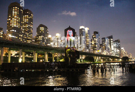 New York, USA. 09 Okt, 2018. New York Künstler Tony Oursler hat eine weggeworfene Pier in den Hudson River von Manhattan in eine Art Installation verwandelt. Oursler Projekte video Kunst auf dem ehemaligen Kran Brücke der Pier, von Musik und Sound begleitet. Unter anderem historische Figuren oder das Wappen der Stadt New York gesehen werden kann. Die Installation wird bis zum 31. Oktober geplant. (Dpa' Künstler Projekte video Kunst auf New York Pier' vom 10.10.2018) Credit: Christina Horsten/dpa/Alamy leben Nachrichten Stockfoto