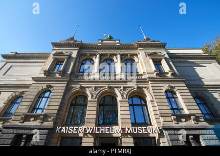 10 Oktober 2018, Nordrhein-Westfalen, Krefeld: Die Fassade des Kaiser Wilhelm Museum. In seiner Ausstellung "Für die Freiheit zugeschnitten. Des Künstlers Kleid um 1900 in Mode, Kunst und Gesellschaft", rund 300 Werke aus der Reformbewegung, die zwischen 1900 und 1914. Die Show dauert von 12. Oktober bis 24. Februar 2019. Foto: Bernd Thissen/dpa Stockfoto