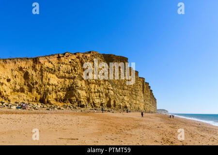 West Bay, Dorset, Großbritannien. 10 Okt, 2018. UK Wetter. Ost Strand und Klippen unter klaren blauen sonnige Himmel und sehr warmen Temperaturen in den Badeort West Bay in Dorset. Foto: Graham Jagd-/Alamy leben Nachrichten Stockfoto