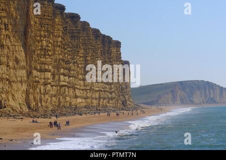 West Bay, Dorset, Großbritannien. 10 Okt, 2018. Besucher nach West Bay genießen Sie die anhaltende warme Wetter. Trotz schlechtem Wetter Warnungen die Temperatur an der Küste von Dorset bleibt wärmer als normal Credit: Tom Corban/Alamy leben Nachrichten Stockfoto