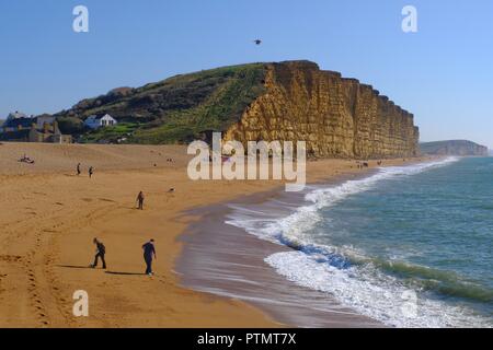 West Bay, Dorset, Großbritannien. 10 Okt, 2018. Besucher nach West Bay genießen Sie die anhaltende warme Wetter. Trotz schlechtem Wetter Warnungen die Temperatur an der Küste von Dorset bleibt wärmer als normal Credit: Tom Corban/Alamy leben Nachrichten Stockfoto