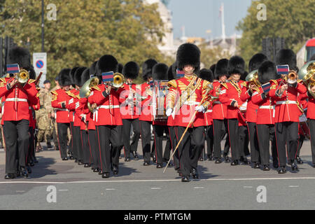 London, Großbritannien. 10 Okt, 2018. London, 10. Oktober 2018, den britischen Armee globale Verpflichtungen Dies ist ein Marsch von 120 Soldaten unter der Führung von der Band von den Grenadier Guards an das Parlament formell zu Vielen Dank für Ihren Service durch ein 'Welcome Home' Rezeption mit MPs Credit: Ian Davidson/Alamy Leben Nachrichten markieren Stockfoto