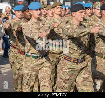 London, Großbritannien. 10 Okt, 2018. London, 10. Oktober 2018, den britischen Armee globale Verpflichtungen Dies ist ein Marsch von 120 Soldaten unter der Führung von der Band von den Grenadier Guards an das Parlament formell zu Vielen Dank für Ihren Service durch ein 'Welcome Home' Rezeption mit MPs Credit: Ian Davidson/Alamy Leben Nachrichten markieren Stockfoto