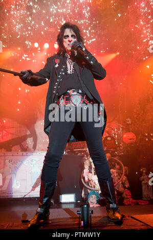 Oktober 8, 2018 - Raleigh, North Carolina; USA - Sänger ALICE COOPER führt Leben, wie seine Tour 2018 macht Halt an der Duke Energy Performing Arts Center in Raleigh befindet. Copyright 2018 Jason Moore. (Bild: © Jason Moore/ZUMA Draht) Stockfoto