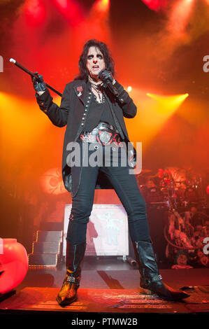 Oktober 8, 2018 - Raleigh, North Carolina; USA - Sänger ALICE COOPER führt Leben, wie seine Tour 2018 macht Halt an der Duke Energy Performing Arts Center in Raleigh befindet. Copyright 2018 Jason Moore. (Bild: © Jason Moore/ZUMA Draht) Stockfoto