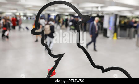 Victoria Station, London, 10. Okt 2018. Das Tommy Abbildung, eine Übersicht Skulptur eines WW1 Soldaten, in der Victoria Station. Chelsea Rentner sammeln Spenden in zwölf Londoner U-Bahn-Stationen, heute im Namen der Nächstenliebe "erinnert". Eröffnungs-Projekt der Nächstenliebe", es aber nicht Es' hat das Ziel, zum Gedenken an jene, die in der WK 1 starb, die Jungen zu erziehen und die heutigen Veteranen leiden von der mentalen und körperlichen Wunden der Service während der Hundertjahrfeier 2018 heilen. Credit: Imageplotter Nachrichten und Sport/Alamy leben Nachrichten Stockfoto