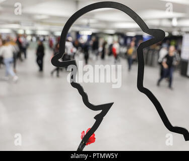 Victoria Station, London, 10. Okt 2018. Das Tommy Abbildung, eine Übersicht Skulptur eines WW1 Soldaten, in der Victoria Station. Chelsea Rentner sammeln Spenden in zwölf Londoner U-Bahn-Stationen, heute im Namen der Nächstenliebe "erinnert". Eröffnungs-Projekt der Nächstenliebe", es aber nicht Es' hat das Ziel, zum Gedenken an jene, die in der WK 1 starb, die Jungen zu erziehen und die heutigen Veteranen leiden von der mentalen und körperlichen Wunden der Service während der Hundertjahrfeier 2018 heilen. Credit: Imageplotter Nachrichten und Sport/Alamy leben Nachrichten Stockfoto