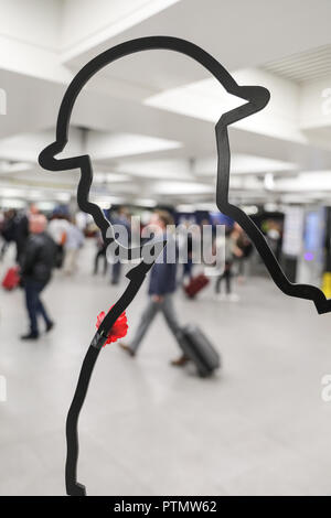 Victoria Station, London, 10. Okt 2018. Das Tommy Abbildung, eine Übersicht Skulptur eines WW1 Soldaten, in der Victoria Station. Chelsea Rentner sammeln Spenden in zwölf Londoner U-Bahn-Stationen, heute im Namen der Nächstenliebe "erinnert". Eröffnungs-Projekt der Nächstenliebe", es aber nicht Es' hat das Ziel, zum Gedenken an jene, die in der WK 1 starb, die Jungen zu erziehen und die heutigen Veteranen leiden von der mentalen und körperlichen Wunden der Service während der Hundertjahrfeier 2018 heilen. Credit: Imageplotter Nachrichten und Sport/Alamy leben Nachrichten Stockfoto