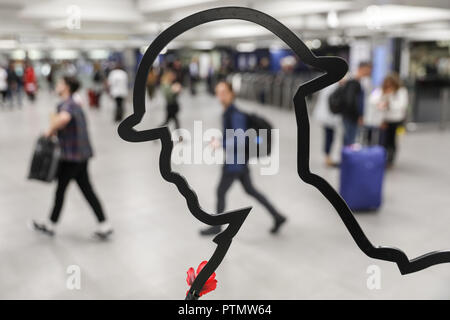 Victoria Station, London, 10. Okt 2018. Das Tommy Abbildung, eine Übersicht Skulptur eines WW1 Soldaten, in der Victoria Station. Chelsea Rentner sammeln Spenden in zwölf Londoner U-Bahn-Stationen, heute im Namen der Nächstenliebe "erinnert". Eröffnungs-Projekt der Nächstenliebe", es aber nicht Es' hat das Ziel, zum Gedenken an jene, die in der WK 1 starb, die Jungen zu erziehen und die heutigen Veteranen leiden von der mentalen und körperlichen Wunden der Service während der Hundertjahrfeier 2018 heilen. Credit: Imageplotter Nachrichten und Sport/Alamy leben Nachrichten Stockfoto