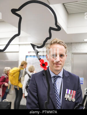 Victoria Station, London, 10. Okt 2018. Liebe Direktor Rowley Gregg, einem ehemaligen britischen Offizier in der Armee, in der Victoria Station mit der Tommy Statue. Chelsea Rentner sammeln Spenden in zwölf Londoner U-Bahn-Stationen, heute im Namen der Nächstenliebe "erinnert". Eröffnungs-Projekt der Nächstenliebe", es aber nicht Es' hat das Ziel, zum Gedenken an jene, die in der WK 1 starb, die Jungen zu erziehen und die heutigen Veteranen leiden von der mentalen und körperlichen Wunden der Service während der Hundertjahrfeier 2018 heilen. Credit: Imageplotter Nachrichten und Sport/Alamy leben Nachrichten Stockfoto