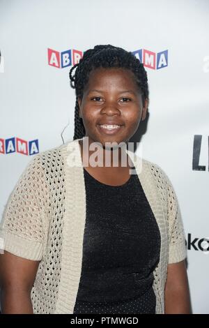 New York, NY, USA. 9. Okt., 2018. Nomcebo Tsabedze in der Ankunftshalle für LIYANA New York Premiere, IFC Center, New York, NY, 9. Oktober 2018. Credit: Eli Winston/Everett Collection/Alamy leben Nachrichten Stockfoto