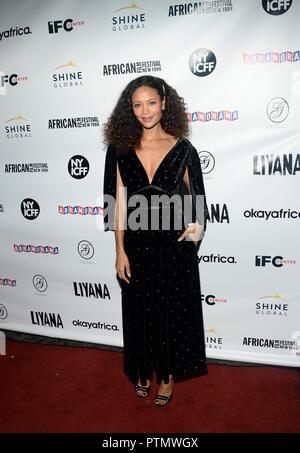 New York, NY, USA. 9. Okt., 2018. Thandie Newton in der Ankunftshalle für LIYANA New York Premiere, IFC Center, New York, NY, 9. Oktober 2018. Credit: Eli Winston/Everett Collection/Alamy leben Nachrichten Stockfoto