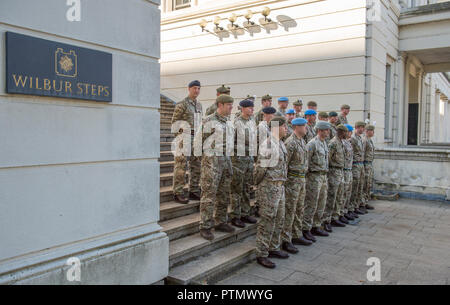 Wellington Barracks, London, UK. 10. Oktober, 2018. Die Armee März, dem Parlament die vom Parlament für Service in nicht einem Theater der Operationen dankte, sondern in 55 Ländern und ein Kontingent von 120 Armeeangehörigen - eine Destillation der 51,726 Soldaten, die im vergangenen Jahr in mehr als 55 Ländern im Einsatz, Verteidigung Engagement und Ausbildung, und die 25.000 Truppen in Bereitschaft, jeden Moment zu implementieren. Truppen in Wellington Barracks vor der Parade entlang Birdcage Walk. Credit: Malcolm Park/Alamy Leben Nachrichten. Stockfoto