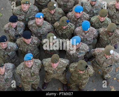 Wellington Barracks, London, UK. 10. Oktober, 2018. Die Armee März, dem Parlament die vom Parlament für Service in nicht einem Theater der Operationen dankte, sondern in 55 Ländern und ein Kontingent von 120 Armeeangehörigen - eine Destillation der 51,726 Soldaten, die im vergangenen Jahr in mehr als 55 Ländern im Einsatz, Verteidigung Engagement und Ausbildung, und die 25.000 Truppen in Bereitschaft, jeden Moment zu implementieren. Truppen in Wellington Barracks vor der Parade entlang Birdcage Walk. Credit: Malcolm Park/Alamy Leben Nachrichten. Stockfoto