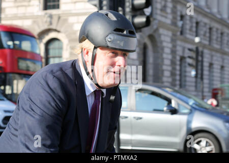 Parliament Square, London, UK. 10 Okt, 2018. Boris Johnson auf seinem Fahrrad in Parliament Square. Penelope Barritt/Alamy leben Nachrichten Stockfoto