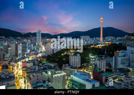 Bei Nacht mit busan Busan Turm in Korea Stockfoto