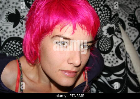 Starke, schöne Frau mit gefärbten Haaren. Stockfoto