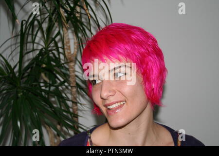 Starke, schöne Frau mit gefärbten Haaren. Stockfoto