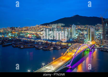 Nachtansicht von busan Hafen und Brücke in Südkorea Stockfoto