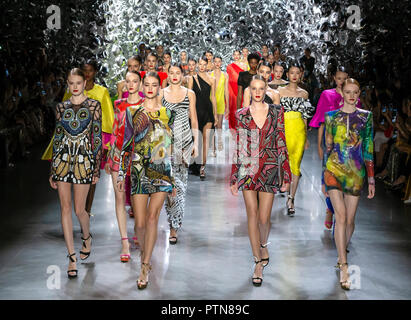 NEW YORK, NY - 11. September 2018: die Modelle gehen Sie die Start- und Landebahn am Naeem Khan Frühling Sommer 2019 fashion show während der New York Fashion Week Stockfoto