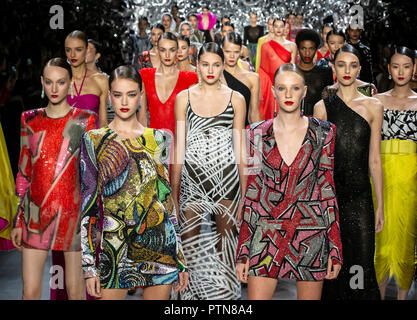 NEW YORK, NY - 11. September 2018: die Modelle gehen Sie die Start- und Landebahn am Naeem Khan Frühling Sommer 2019 fashion show während der New York Fashion Week Stockfoto