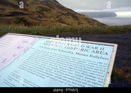 Ein Hinweisschild am Eingang zu den Aleuten Weltkrieg zwei National Historic Area, Fort Schwatka, Insel Amaknak, Unalaska, Alaska, USA. Stockfoto