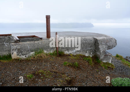 Eine verlassene Welt Krieg Zwei US-amerikanischen militärischen Bunker und Aussichtspunkt am Fort Schwatka auf dem Berg Ballyhoo, Insel Amaknak, Unalaska, Alaska, USA. Stockfoto