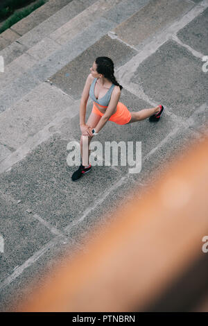 Ansicht von oben Der athletische Frau Ausfallschritte machen Stockfoto