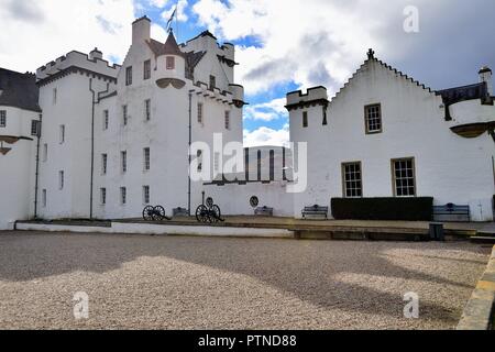 Blair Atholl, Schottland, Vereinigtes Königreich. Die Gründung von Blair Castle geht auf das 13th. Jahrhundert zurück und ist heute eine der majestätischsten Burgen Schottlands. Stockfoto