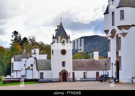 Blair Atholl, Schottland, Vereinigtes Königreich. Die Gründung von Blair Castle geht auf das 13th. Jahrhundert zurück und ist heute eine der majestätischsten Burgen Schottlands. Stockfoto