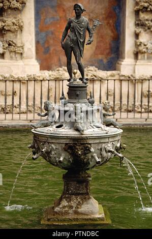 Spanien. Andalusien. Sevilla. Die alcazar von Sevilla (Royal Alcazar). Teich und Springbrunnen von Quecksilber. Gärten. Skulptur von Diego Pesquera (16. Jahrhundert) und Master metall Schmelzer Bartolome Morel (1504-1579). Stockfoto