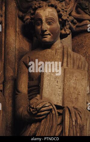 Santiago de Compostela, Provinz La Coruna, Galicien, Spanien. Kathedrale. Das Portal der Herrlichkeit, von Meister Mateo, 1168-1188. Linken Pfosten. Sculptoric detail Johannes der Evangelist. Stockfoto