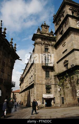 Santiago de Compostela, Provinz La Coruna, Galicien, Spanien. Rua de Fonseca, von platerias Square. Auf der rechten Seite, hintere und seitliche Fassade des Plateresken Kreuzgang der Kathedrale. Auf der linken Seite, Haus der Cabildo (1758), Detail der Fassade. Stockfoto