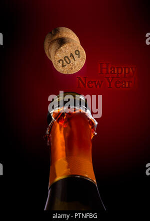 Flasche Champagner und Knallende Korken mit 2019 Geschrieben für neues Jahr Zweitausend 18 Stockfoto