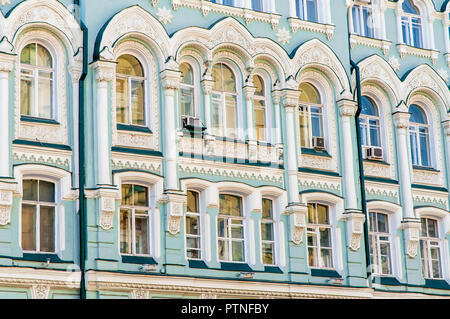 Moskau/Russland - März 11, 2009 - Detail der Fassade eines Gebäudes in Ilyinka Street, Moskau, Russland. Stockfoto