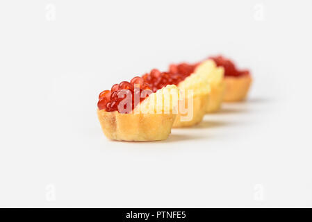 Roter Kaviar in Törtchen mit Butter auf weißem Hintergrund Stockfoto