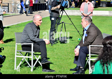 Chris Williamson MP (Arbeit: Derby North) von Alex Salmond für Russland Heute TV interviewt Stockfoto