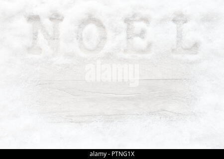 Schnee Rahmen mit Noel Schrift auf grauem Holz Textur mit Kopie Raum als Winter Hintergrund. Ansicht von oben. Stockfoto