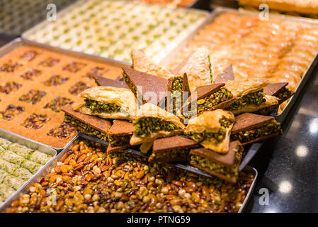 Türkisches baklava und Turkish Delight in einem Restaurant Fenster, Istanbul, Türkei Stockfoto