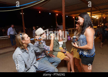 Teilnehmer an der Outback Ball, ein Side event der Pferderennen am Landor, 1000 km nördlich von Perth, Western Australia. Stockfoto