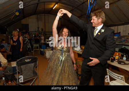 Teilnehmer an der Outback Ball, ein Side event der Pferderennen am Landor, 1000 km nördlich von Perth, Western Australia. Stockfoto