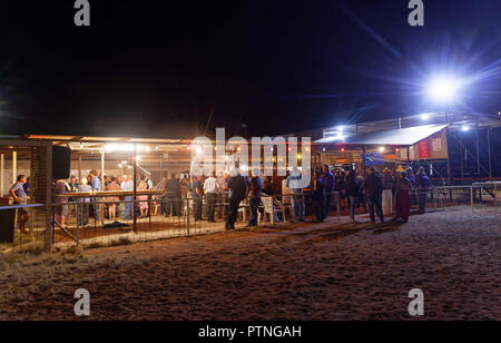 Teilnehmer an der Outback Ball, ein Side event der Pferderennen am Landor, 1000 km nördlich von Perth, Western Australia. Stockfoto