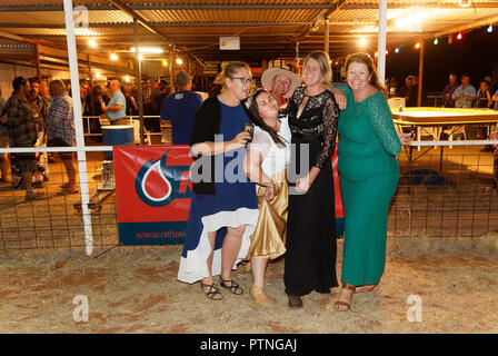 Teilnehmer an der Outback Ball, ein Side event der Pferderennen am Landor, 1000 km nördlich von Perth, Western Australia. Stockfoto